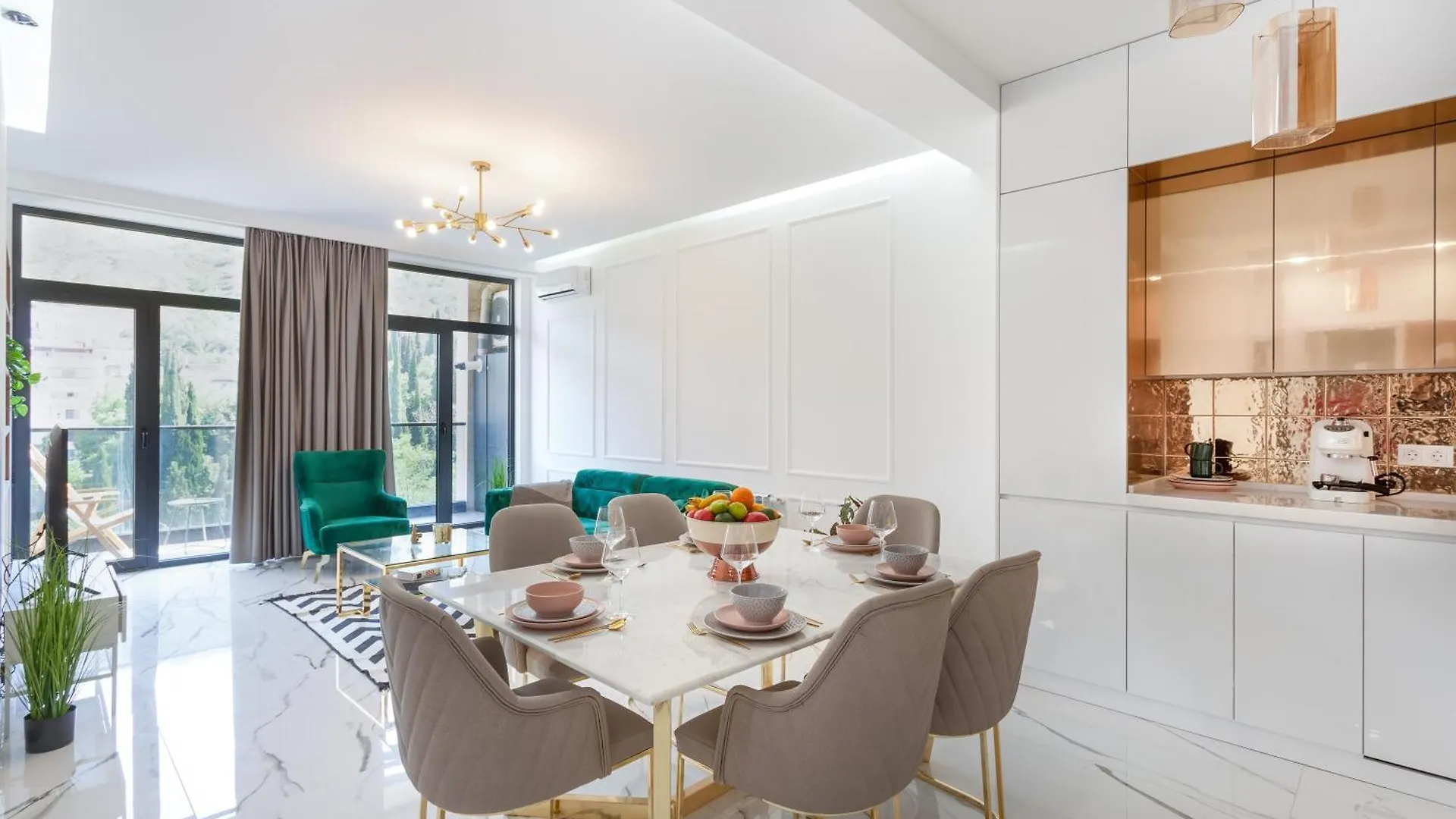 Luxury Vera - 2 Bdrm @ City Center Tbilisi 0*,  Georgien